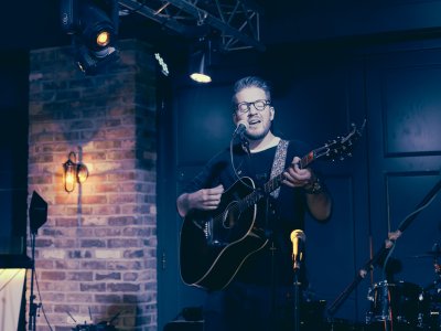 Live music with Richard James at The White Hart